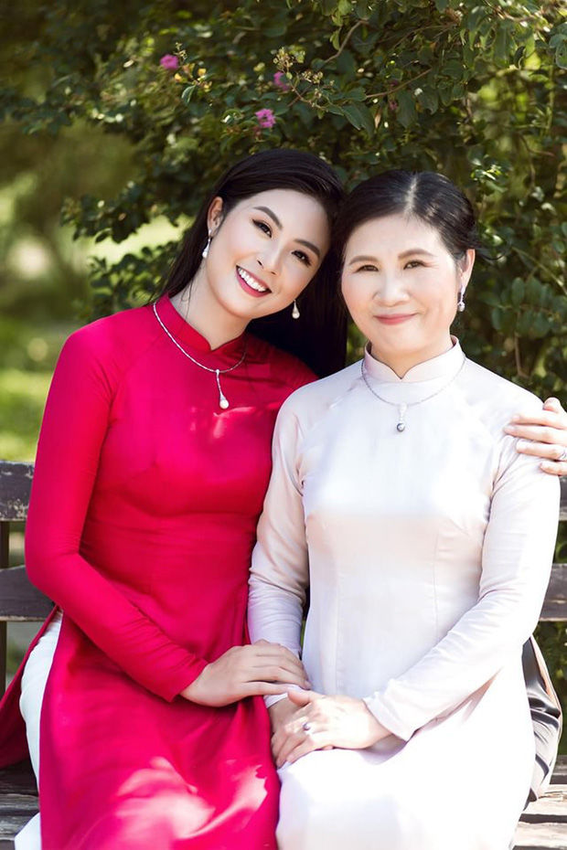 Sao Việt ngày lễ Vu lan: Ngọc Hân thiết kế áo dài tặng mẹ, Mỹ Tâm làm