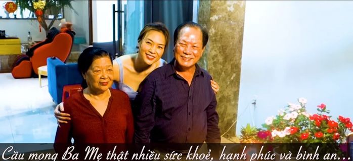 Sao Việt ngày lễ Vu lan: Ngọc Hân thiết kế áo dài tặng mẹ, Mỹ Tâm làm