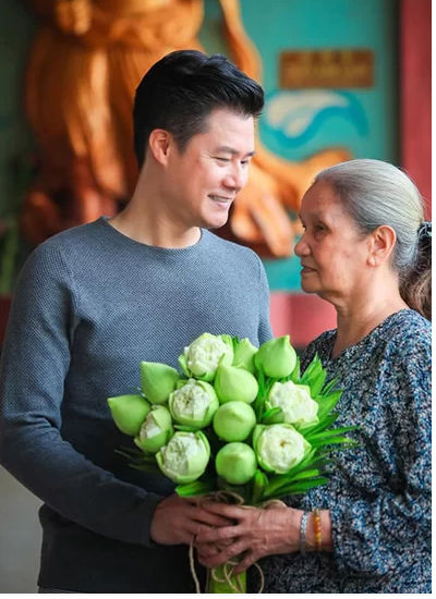 Sao Việt ngày lễ Vu lan: Ngọc Hân thiết kế áo dài tặng mẹ, Mỹ Tâm làm