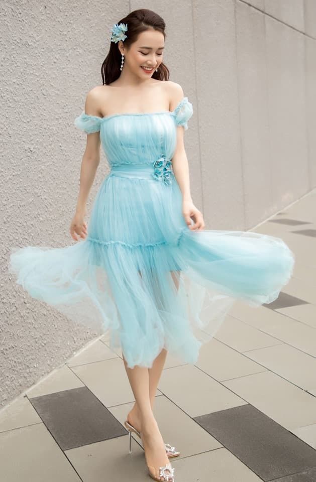 Sau sinh con, Nhã Phương liên tục diện váy áo trễ nải khoe khéo vòng 1