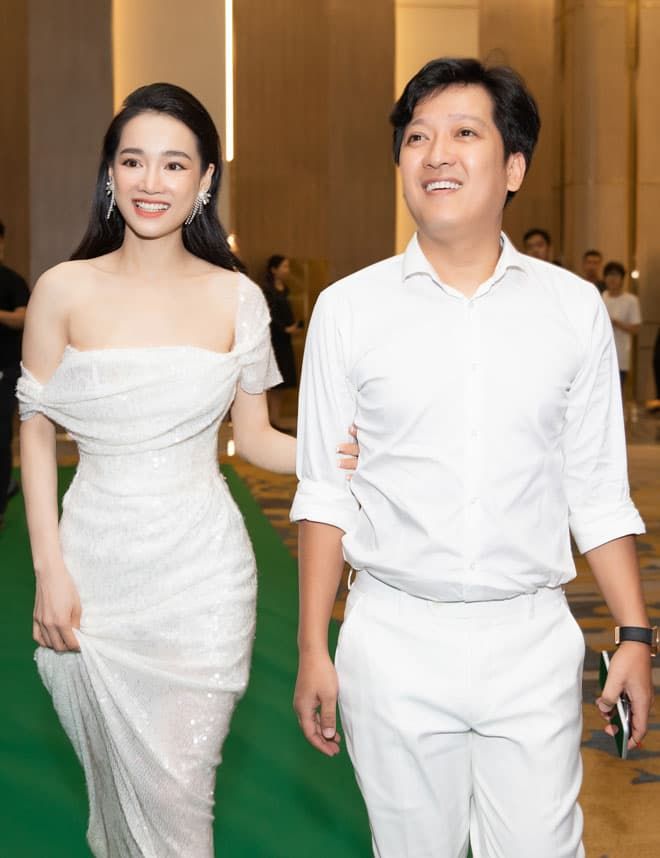 Sau sinh con, Nhã Phương liên tục diện váy áo trễ nải khoe khéo vòng 1