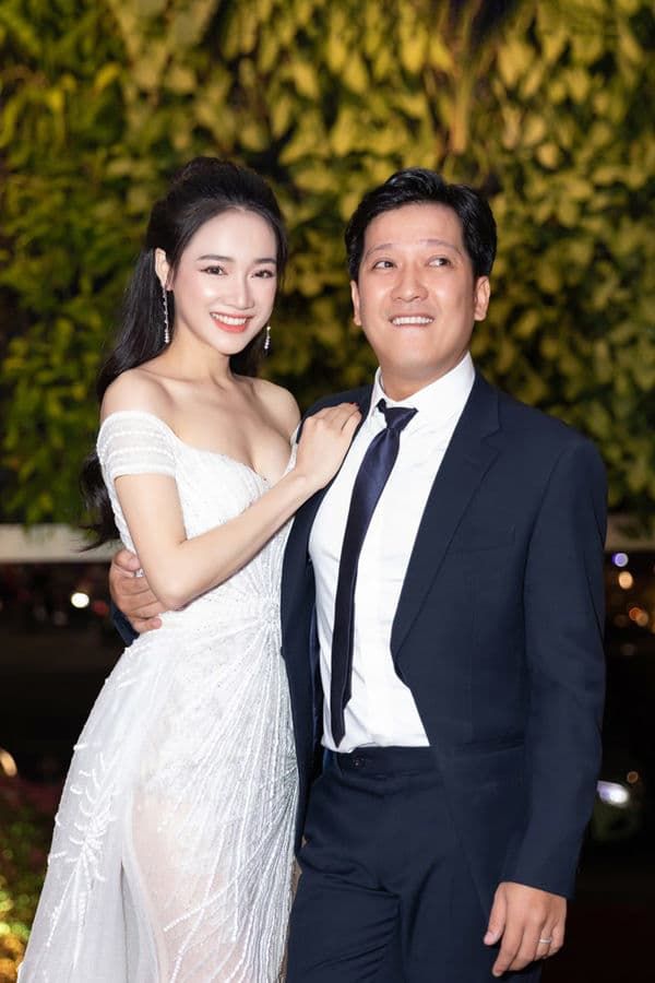 Sau sinh con, Nhã Phương liên tục diện váy áo trễ nải khoe khéo vòng 1