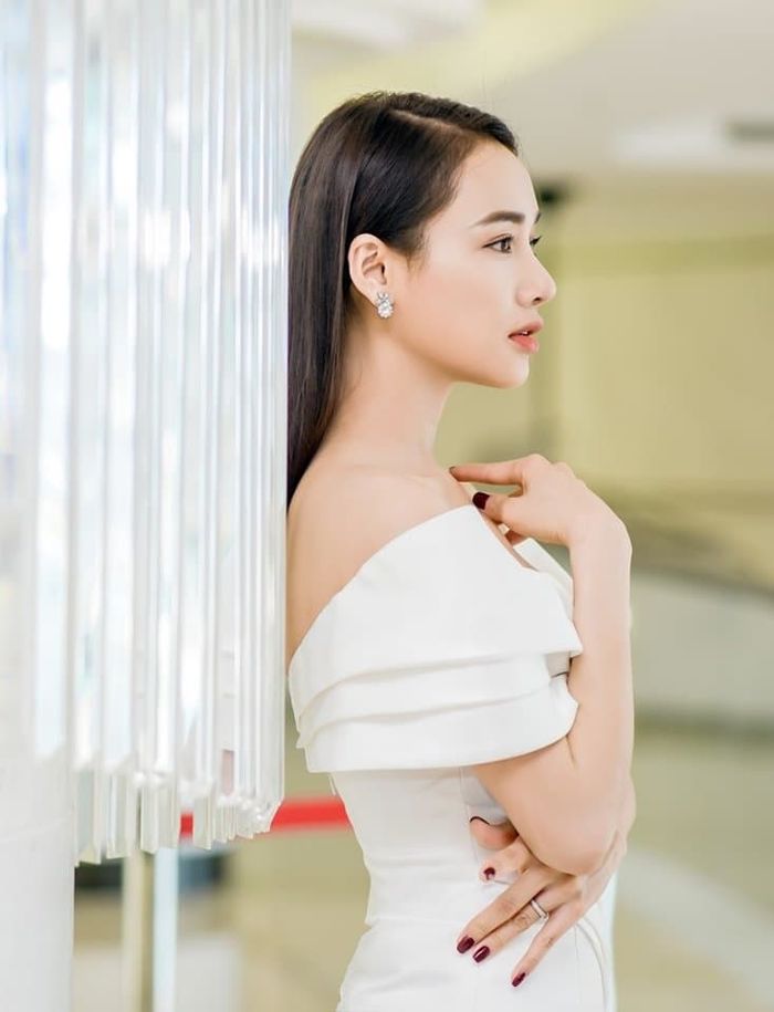Sau sinh con, Nhã Phương liên tục diện váy áo trễ nải khoe khéo vòng 1