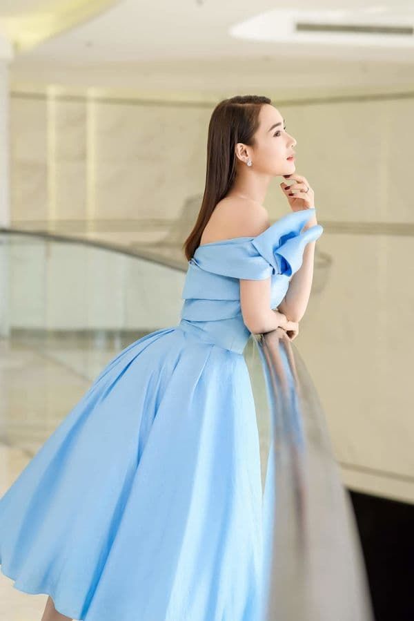 Sau sinh con, Nhã Phương liên tục diện váy áo trễ nải khoe khéo vòng 1