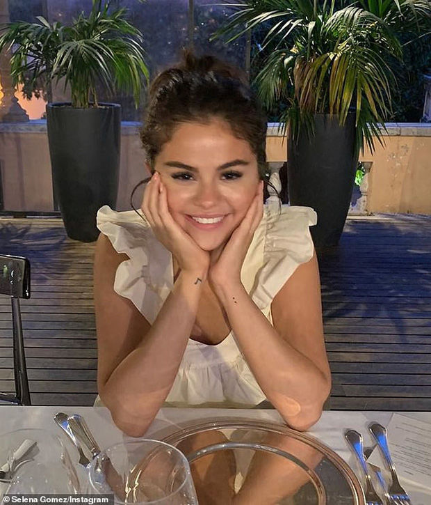 Selena Gomez ngắn gọn đáp trả tin đồn “cạch mặt” với cô bạn thân