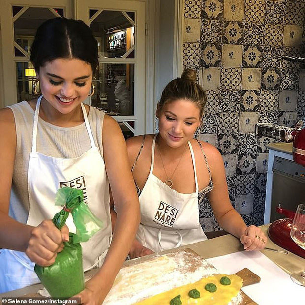 Selena Gomez ngắn gọn đáp trả tin đồn “cạch mặt” với cô bạn thân