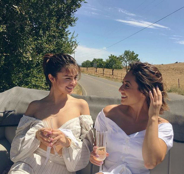 Selena Gomez ngắn gọn đáp trả tin đồn “cạch mặt” với cô bạn thân