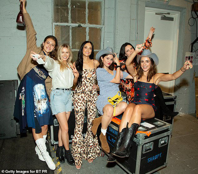 Selena Gomez xinh đẹp hết cỡ khi hoá thân thành cô nàng cao bồi