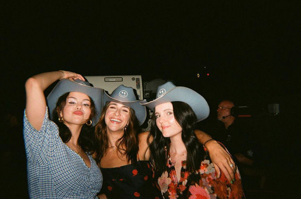 Selena Gomez xinh đẹp hết cỡ khi hoá thân thành cô nàng cao bồi