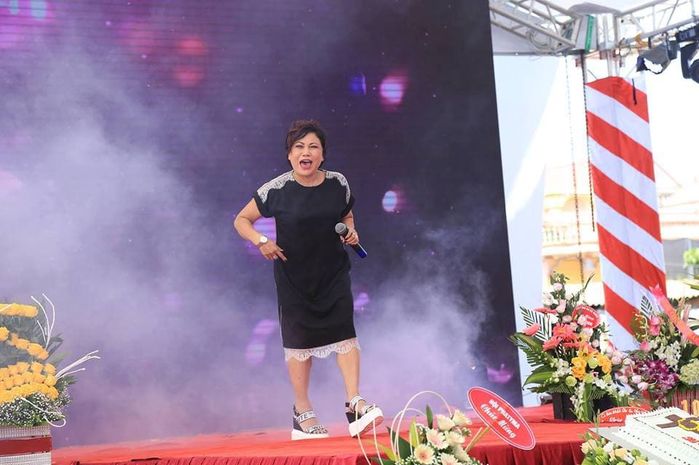 Siu Black chụp ảnh khá thân mật với một chàng trai trẻ