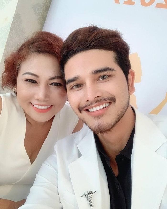 Siu Black chụp ảnh khá thân mật với một chàng trai trẻ
