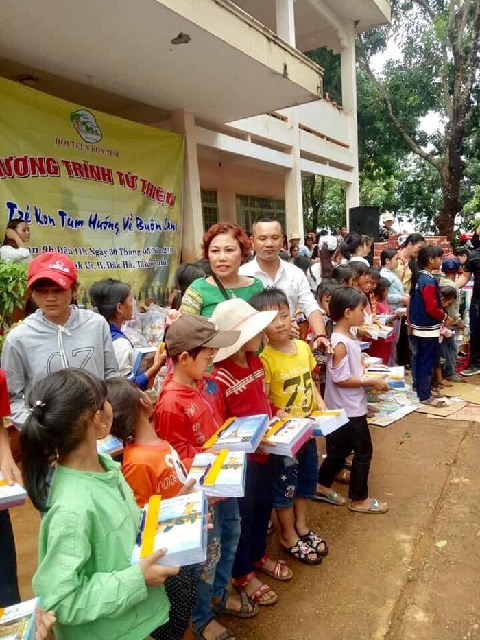 Siu Black chụp ảnh khá thân mật với một chàng trai trẻ