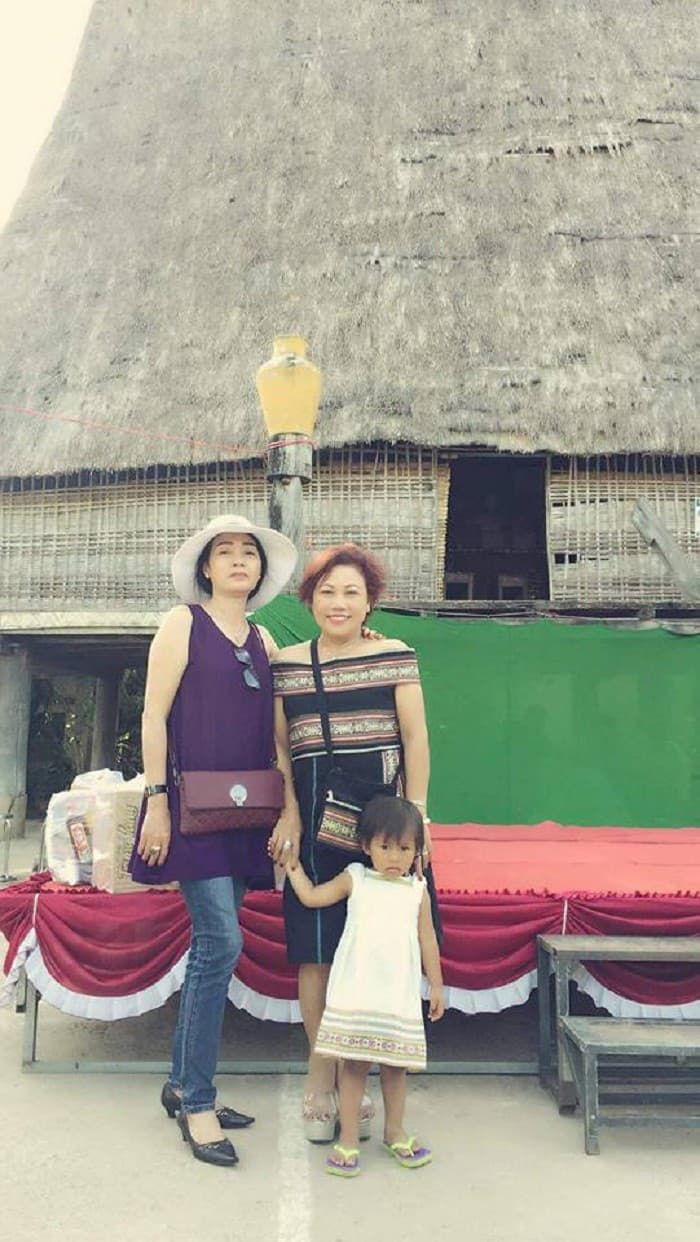 Siu Black chụp ảnh khá thân mật với một chàng trai trẻ