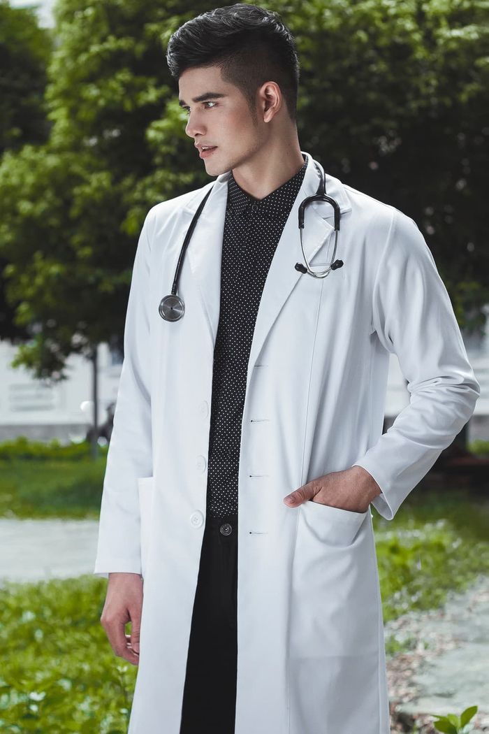 Siu Black chụp ảnh khá thân mật với một chàng trai trẻ
