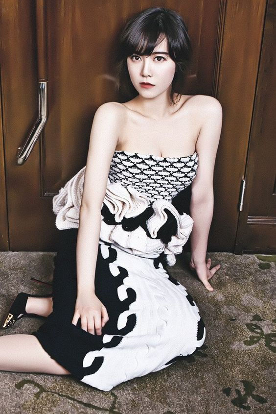 Sở hữu vòng 1 sexy, Goo Hye Sun vẫn bị chồng chê không đủ gợi cảm