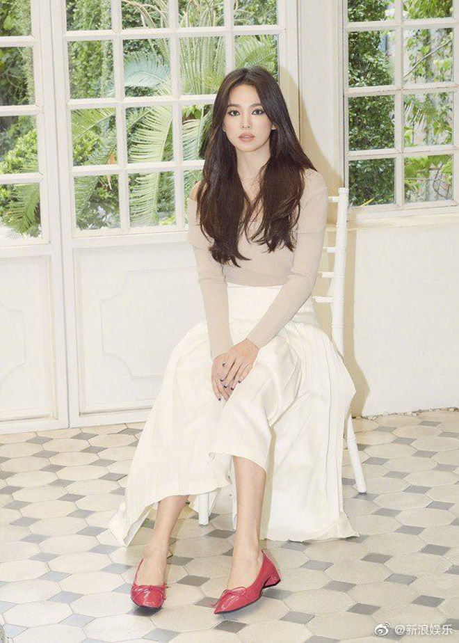 Song Hye Kyo để mặt mộc, diện trang phục giản dị khoe vai trần quyến r