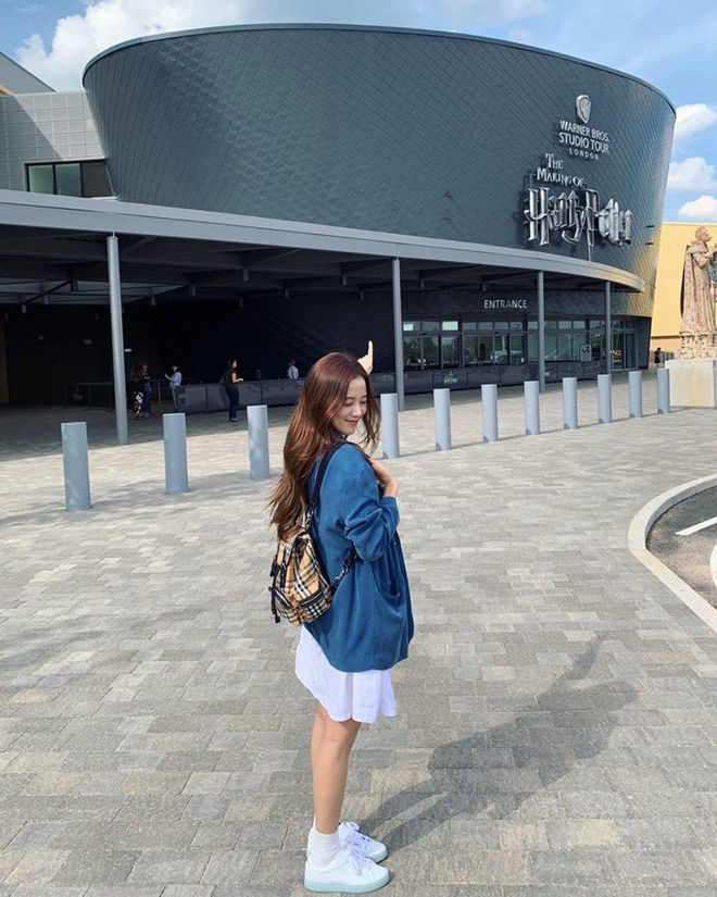 Style của Jisoo tuy mộc mạc nhưng an toàn và đẹp trong mọi hoàn cảnh