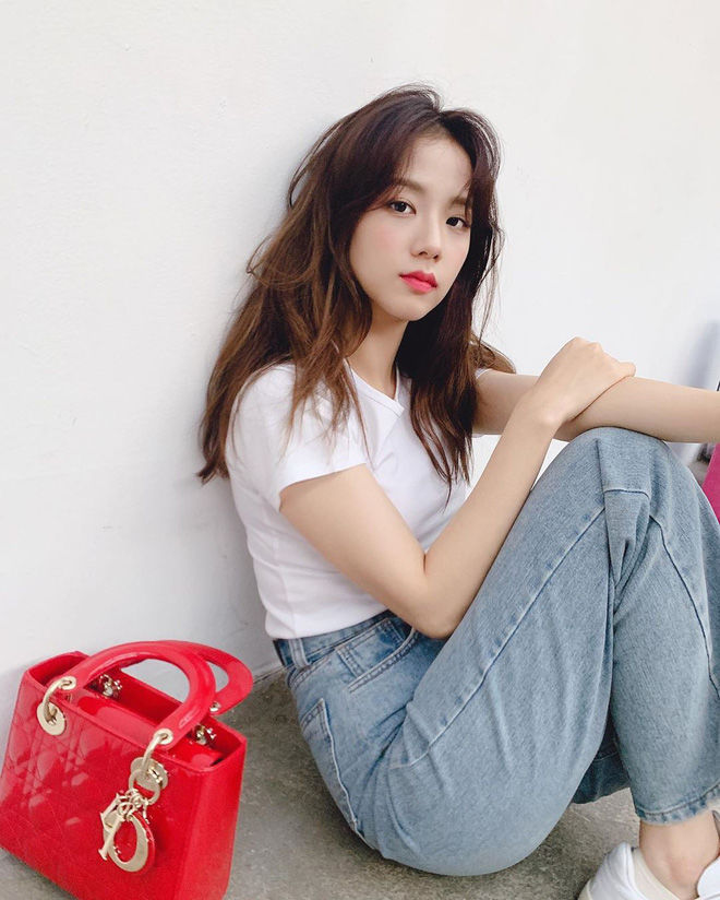 Style của Jisoo tuy mộc mạc nhưng an toàn và đẹp trong mọi hoàn cảnh