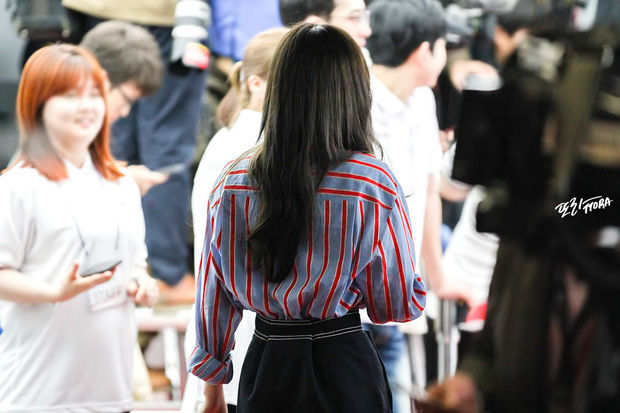 Vòng eo 56cm của Ngọc Trinh cũng phải xách dép cho Taeyeon