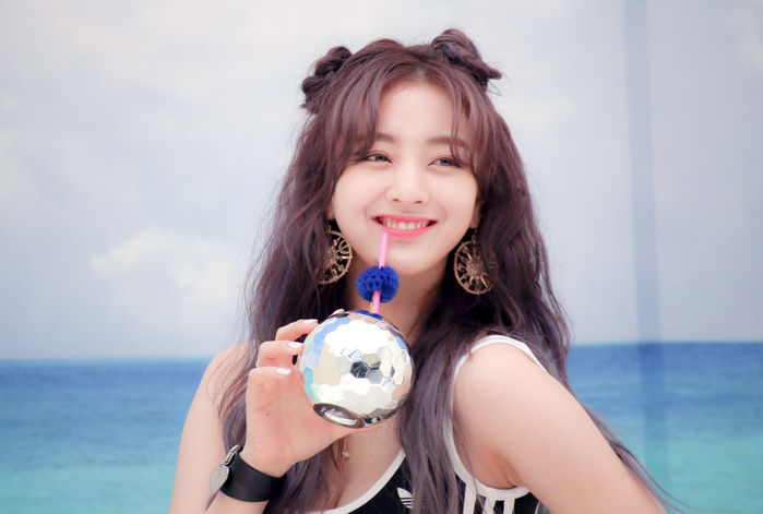 Kang Daniel và Jihyo - cặp đôi idol giàu có của Kbiz
