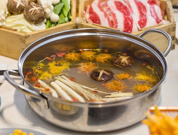 Bí quyết làm đẹp của Từ Hy Thái hậu: Rắc cánh hoa cúc vào nồi lẩu sôi