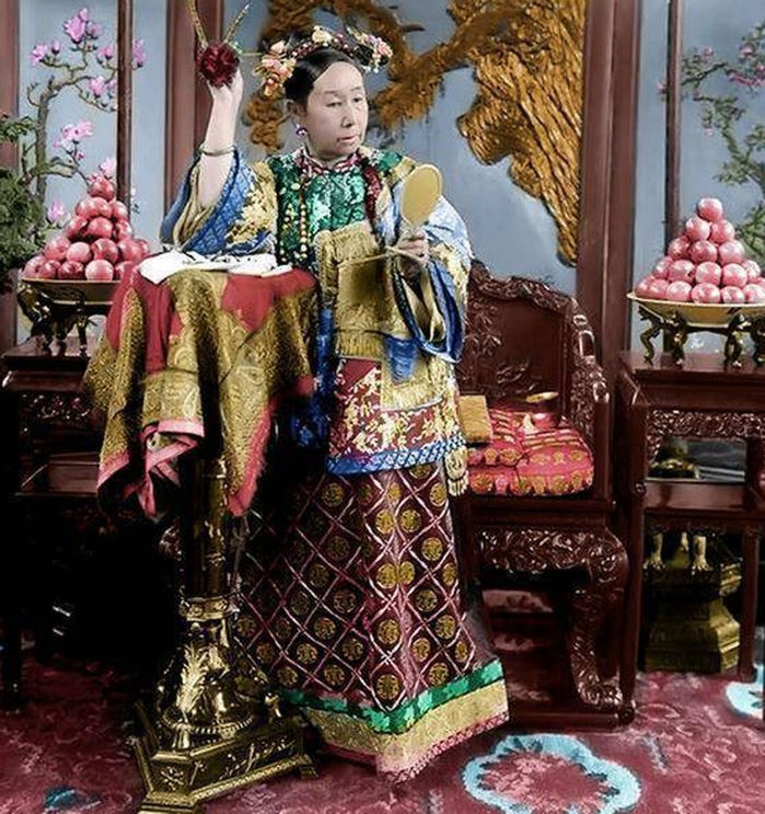 Bí quyết làm đẹp của Từ Hy Thái hậu: Rắc cánh hoa cúc vào nồi lẩu sôi
