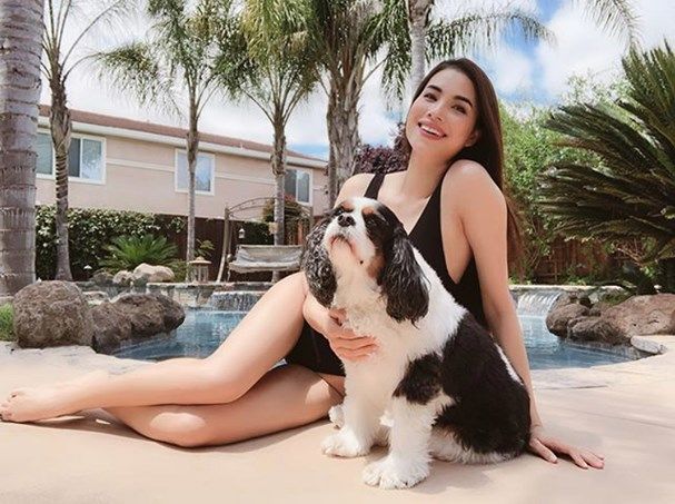 Tạo dáng gợi cảm với bikini, Phạm Hương để lộ vòng 1 bên to bên nhỏ