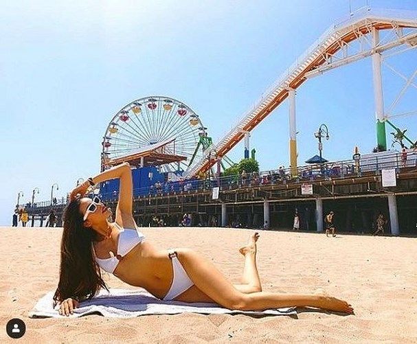 Tạo dáng gợi cảm với bikini, Phạm Hương để lộ vòng 1 bên to bên nhỏ