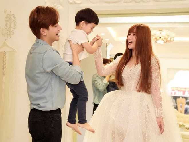 Thu Thủy gỡ ảnh bìa xóa avatar giữa ồn ào