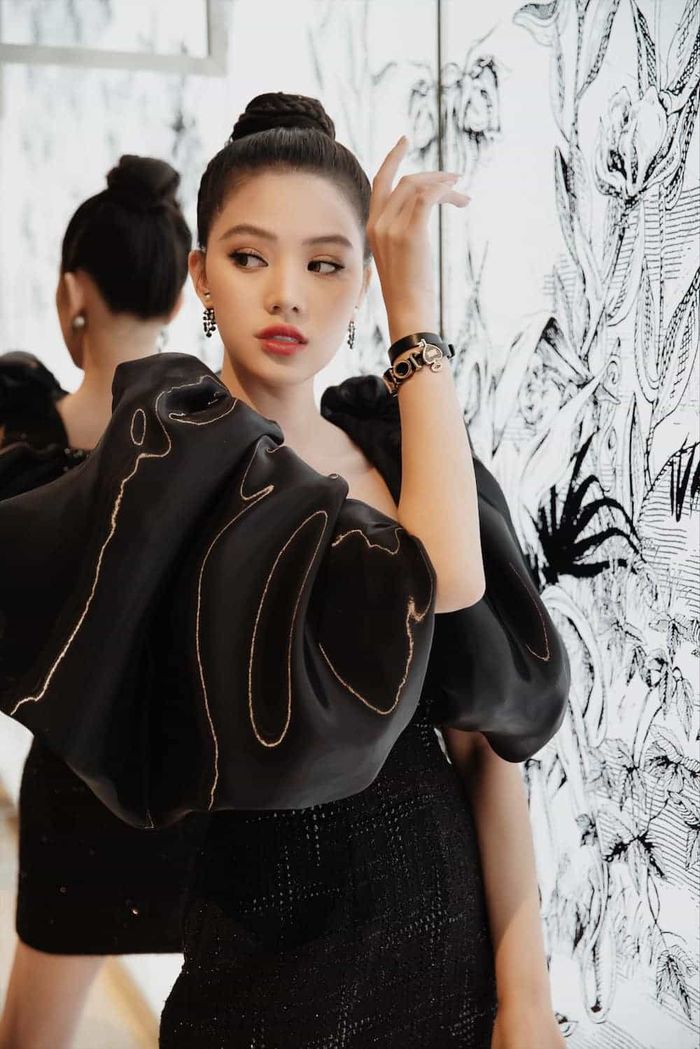 Thùy Linh về Cao Bằng, Lý Nhã Kỳ diện váy dát vàng, đính ruby lên trán