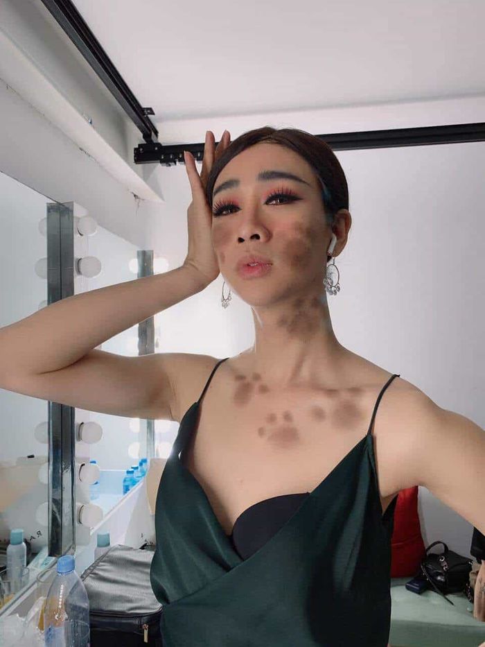 Thùy Linh về Cao Bằng, Lý Nhã Kỳ diện váy dát vàng, đính ruby lên trán