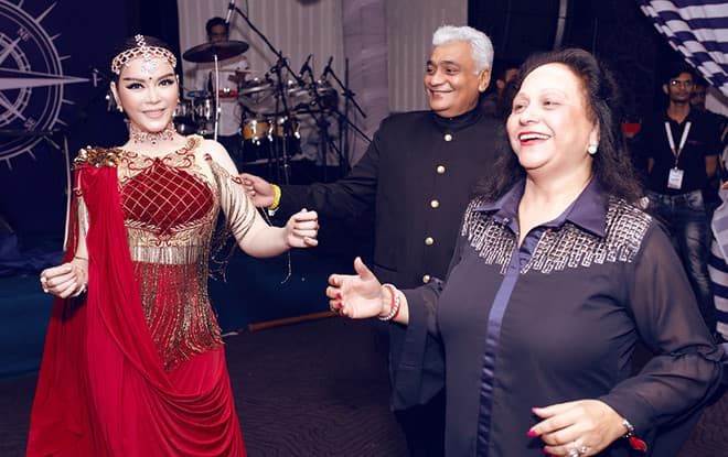 Tiểu Vy dự sinh nhật Thùy Linh, Lý Nhã Kỳ được tỷ phú nhận làm con
