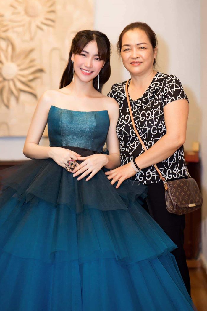 Tiểu Vy dự sinh nhật Thùy Linh, Lý Nhã Kỳ được tỷ phú nhận làm con
