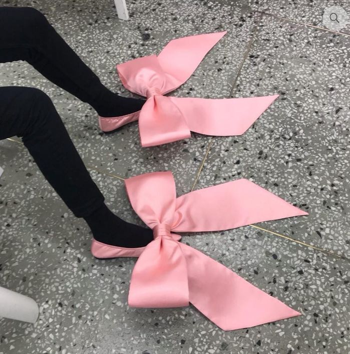 CĐM gọi tên nữ hoàng đồ hiệu Ngọc Trinh với chiếc giày nơ siêu to