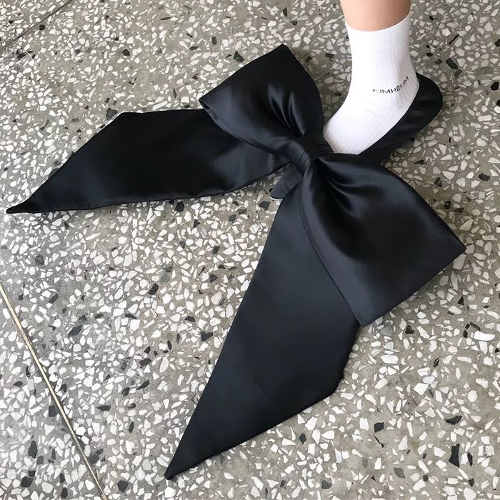 CĐM gọi tên nữ hoàng đồ hiệu Ngọc Trinh với chiếc giày nơ siêu to