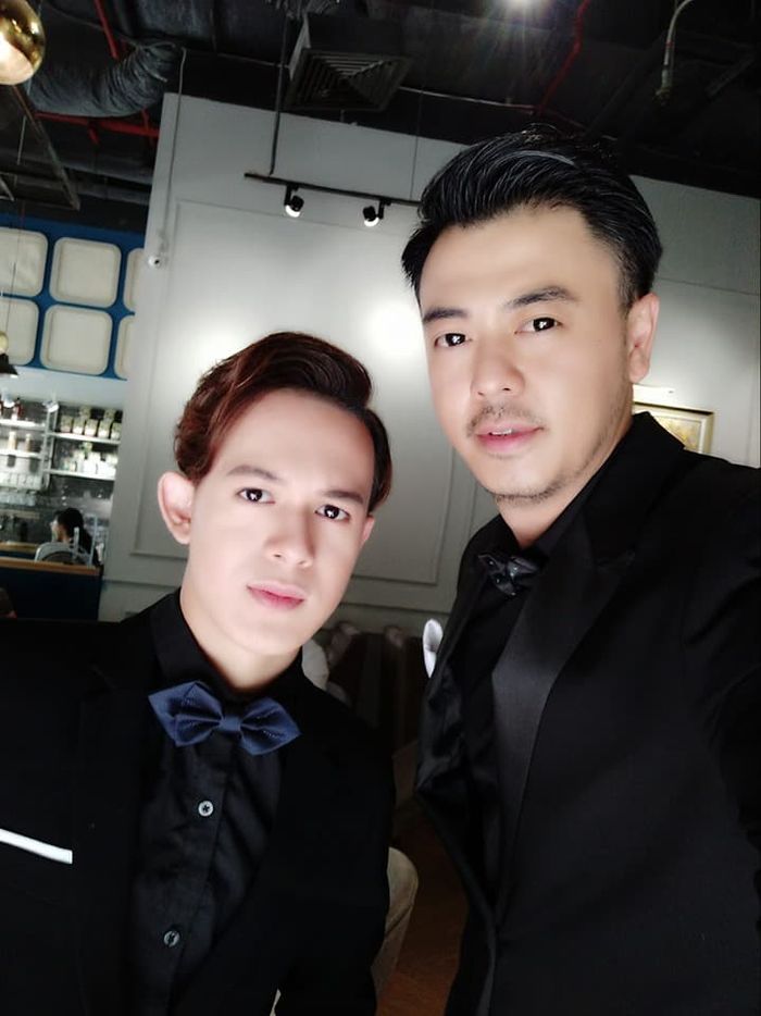 Tuấn Tú tung ảnh cực ngầu bên con trai Quang Anh