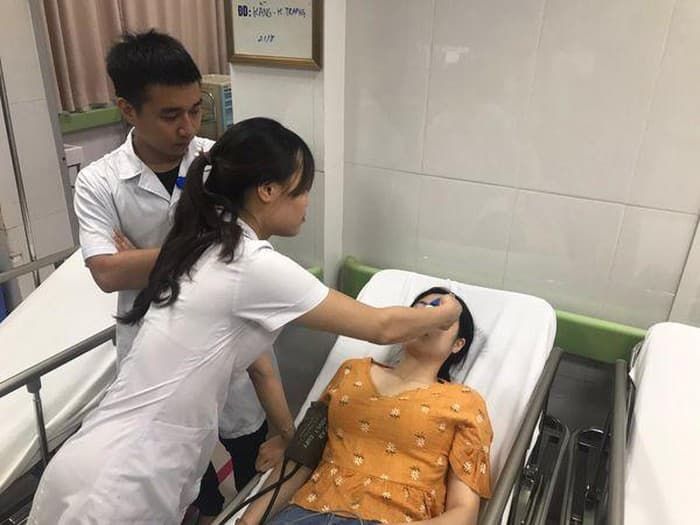 Võ sư tung cước đấm đá dã man vợ đang bế con gây phẫn nộ