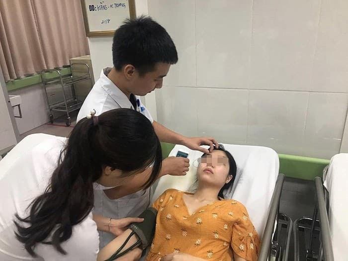 Võ sư tung cước đấm đá dã man vợ đang bế con gây phẫn nộ