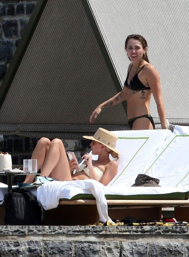 Vừa ly hôn với tài tử Liam Hemsworth, Miley Cyrus đã khoá môi ngọt ngà