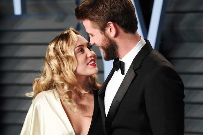 Vừa ly hôn với tài tử Liam Hemsworth, Miley Cyrus đã khoá môi ngọt ngà