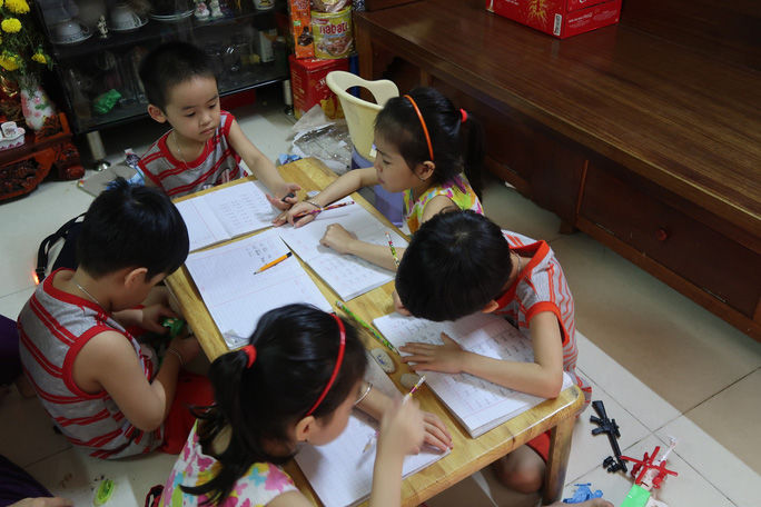 5 bé sinh 5 đầu tiên của VN háo hức vào lớp 1