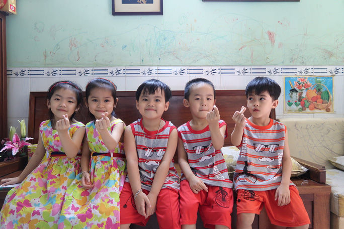 5 bé sinh 5 đầu tiên của VN háo hức vào lớp 1