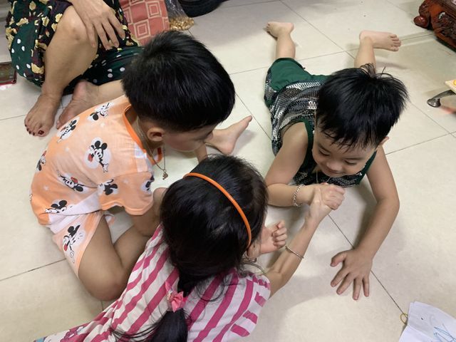 5 bé sinh 5 đầu tiên của VN háo hức vào lớp 1