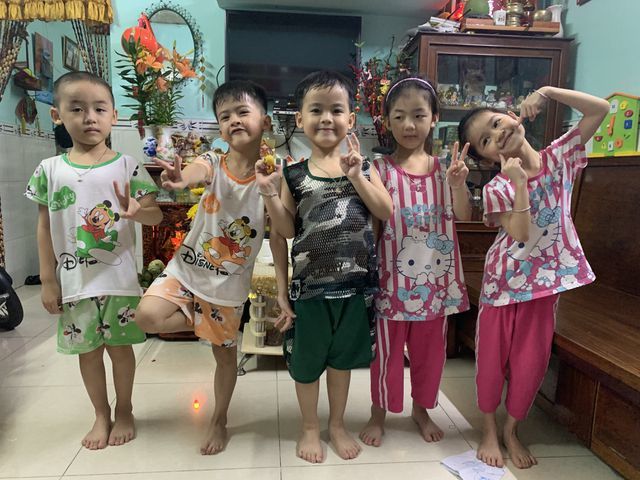 5 bé sinh 5 đầu tiên của VN háo hức vào lớp 1