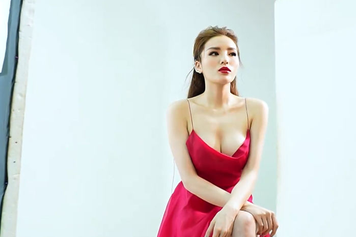Kỳ Duyên liên tục bị bung áo vì vòng 1 quá khủng