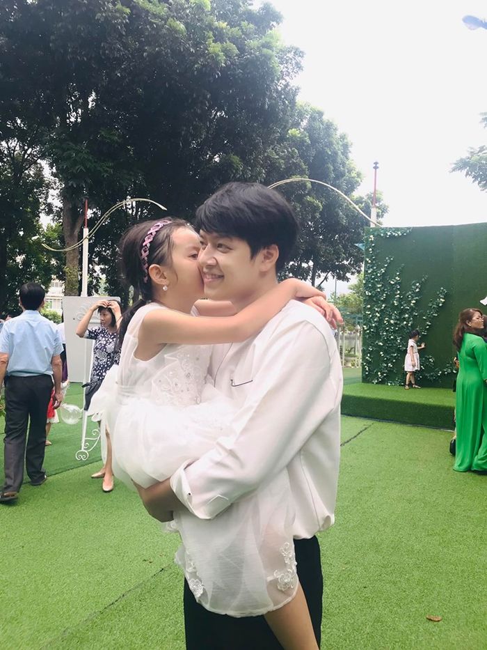 Cậu sinh viên vừa nấu cơm vừa khóc nhớ mẹ
