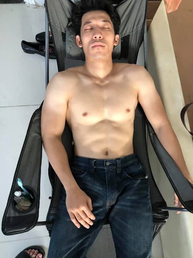 Bé Bỉnh ngủ vẫn bị dìm, Akira Phan lấy lại vẻ thư sinh hậu dao kéo