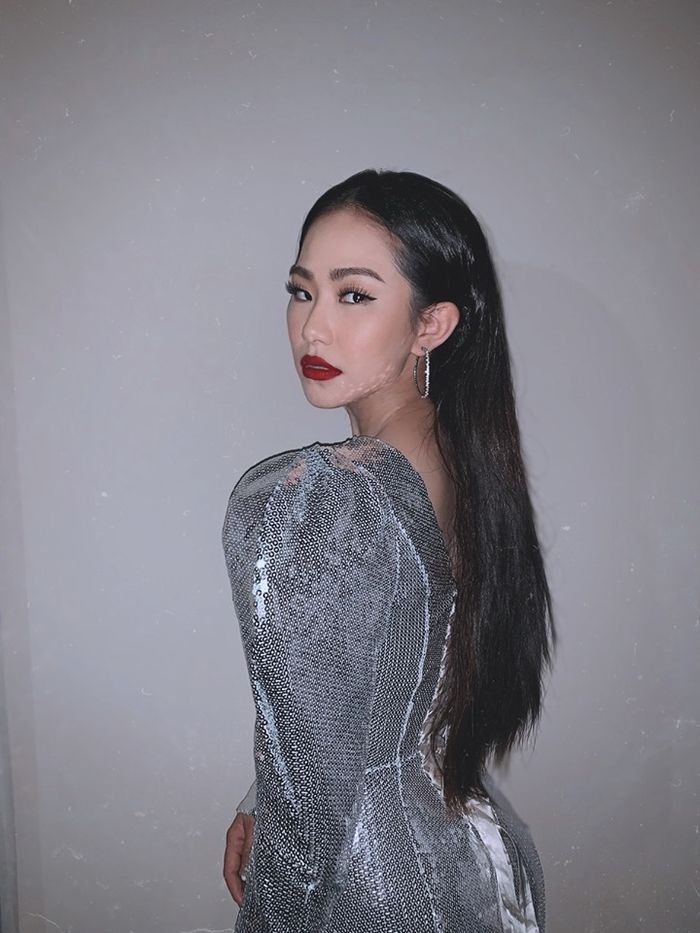 Lương Bích Hữu khoe diện mạo mới, CĐM: Ai tô son cho chị mà gắt vậy