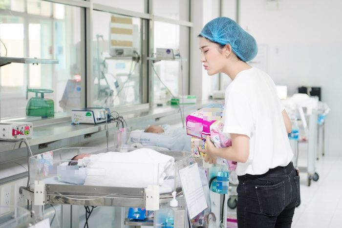 Á hậu Huyền My diện trang phục đơn giản, bình dị đi từ thiện