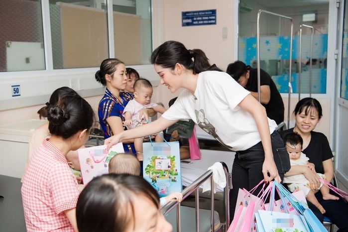 Á hậu Huyền My diện trang phục đơn giản, bình dị đi từ thiện
